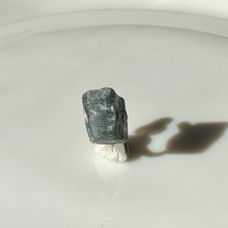 SALE カイヤナイトのイヤーカフ 3枚目の画像