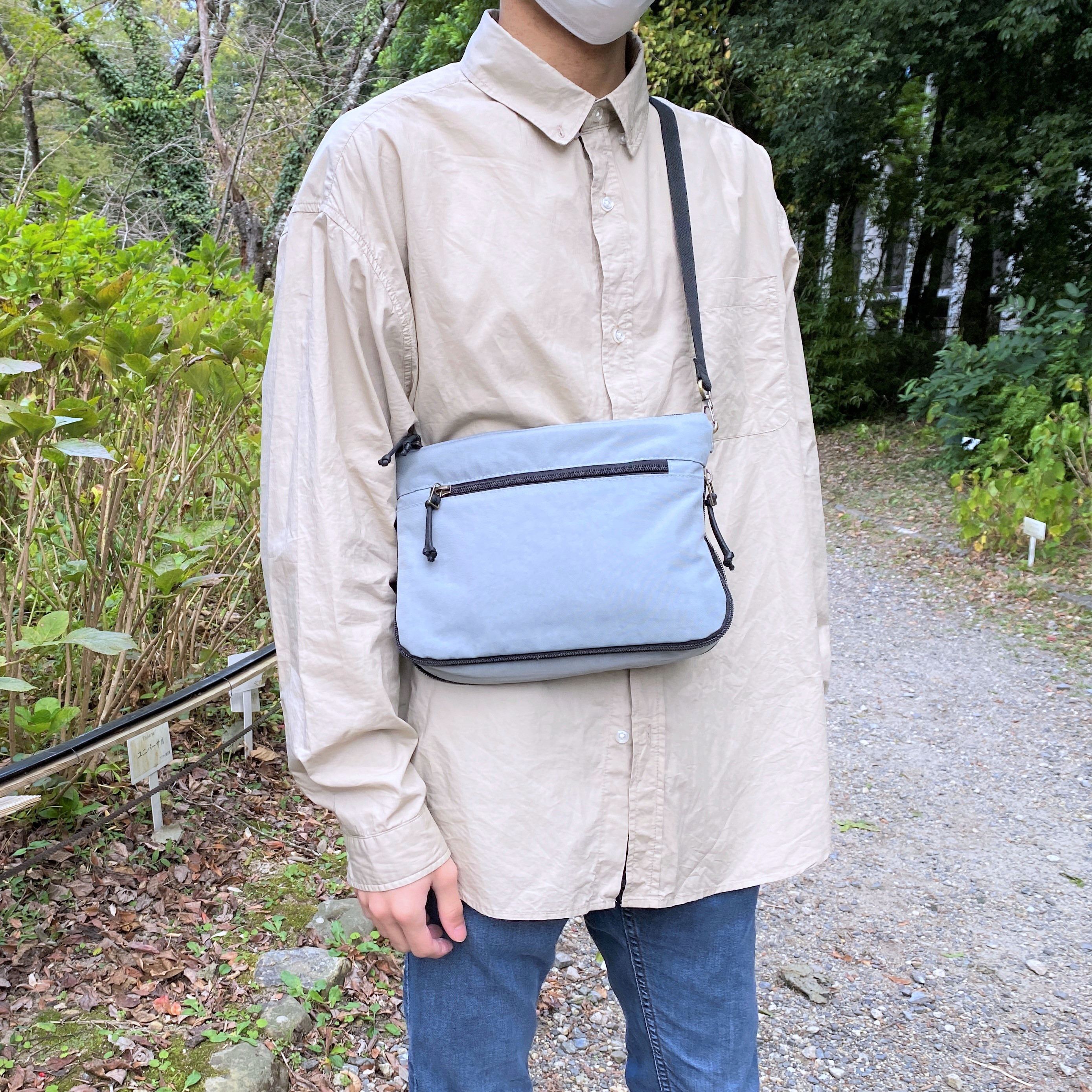 ナイロン・サコッシュ　【グレー】　ファスナー隠しマチで容量調整できる　撥水加工　ショルダー　ポシェット