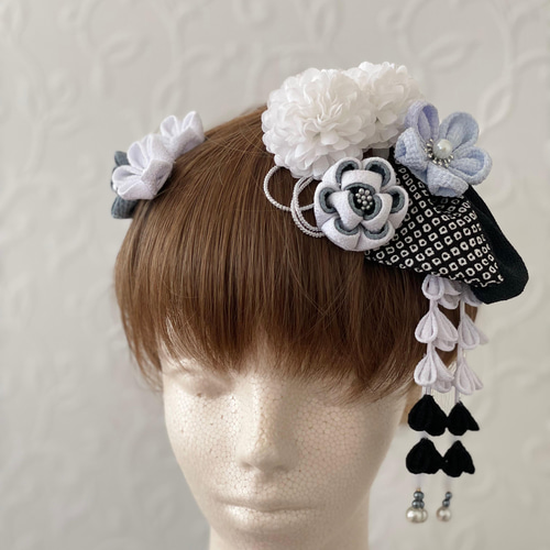 つまみ細工の髪飾り【黒×疋田模様リボンと黒系のお花 さがり付き】成人