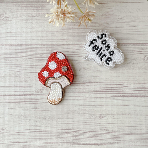 受注製作＊ビーズ刺繍ブローチ【きのこ/ぷちっと一粒ガラスビジュー