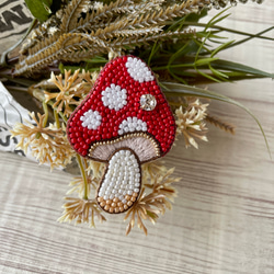 受注製作＊ビーズ刺繍ブローチ【きのこ/ぷちっと一粒ガラスビジュー