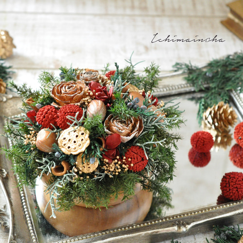 ✽シックなクリスマスに✽コロンとした木の実たっぷりのアレンジメント