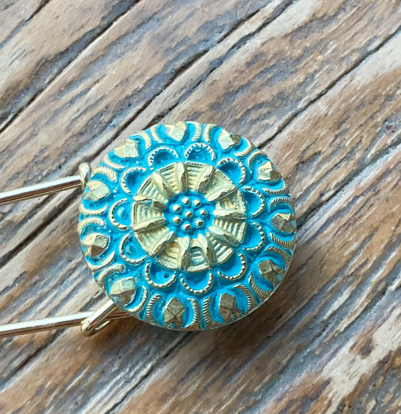 《再販》孔雀模様のストールピン【turquoise】チェコガラスボタン　※受注制作致します。 3枚目の画像