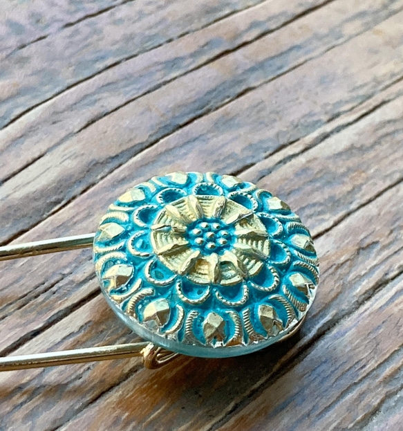 《再販》孔雀模様のストールピン【turquoise】チェコガラスボタン　※受注制作致します。 2枚目の画像