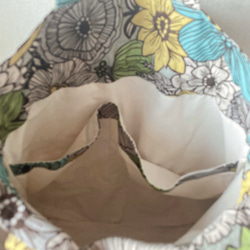 巾着型リネンのビッグトートバッグ（北欧・大輪の花） 5枚目の画像