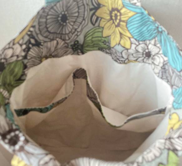 巾着型リネンのビッグトートバッグ（北欧・大輪の花） 5枚目の画像