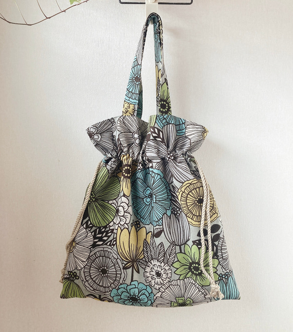 巾着型リネンのビッグトートバッグ（北欧・大輪の花） 1枚目の画像