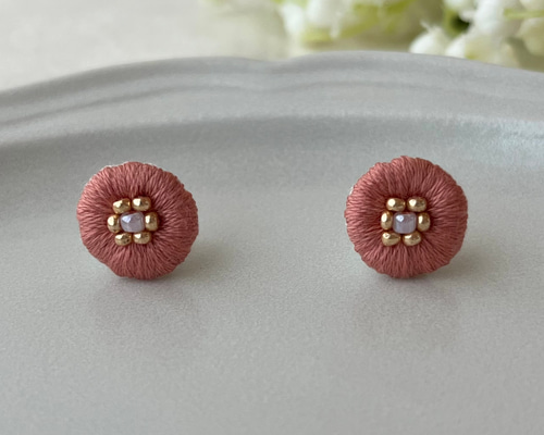お花のビーズ刺繍ピアス（イヤリング可） ピアス（スタッド・一粒