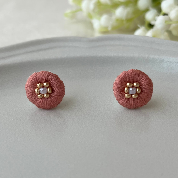 お花のビーズ刺繍ピアス（イヤリング可） ピアス（スタッド・一粒