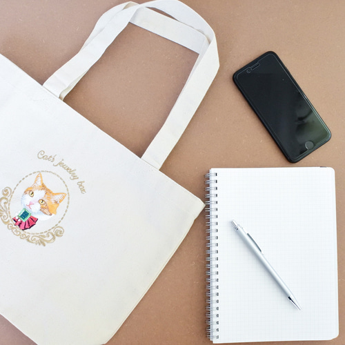 茶白猫とエメラルドの刺繍入りトートバッグ トートバッグ コイトネコ