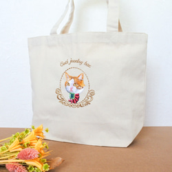茶白猫とエメラルドの刺繍入りトートバッグ 1枚目の画像