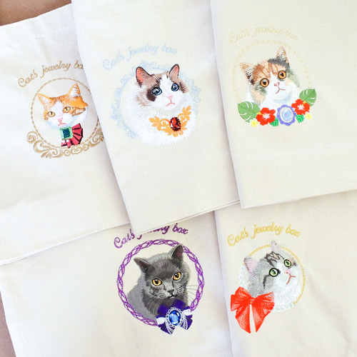茶白猫とエメラルドの刺繍入りトートバッグ トートバッグ コイトネコ