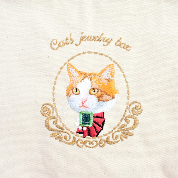 茶白猫とエメラルドの刺繍入りトートバッグ 3枚目の画像