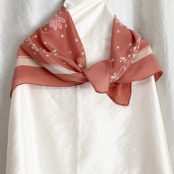 手描き更紗のプチスカーフ 絹 花柄 3枚目の画像