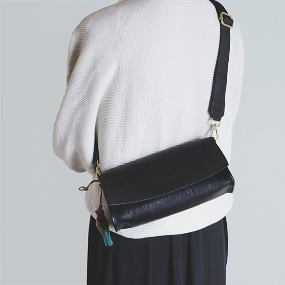 身軽本革ショルダーバッグ斜め掛けポシェットバッグ長財布収納可能　斜め掛け男女兼用　ブラック 8枚目の画像