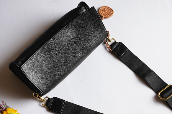 身軽本革ショルダーバッグ斜め掛けポシェットバッグ長財布収納可能　斜め掛け男女兼用　ブラック 2枚目の画像