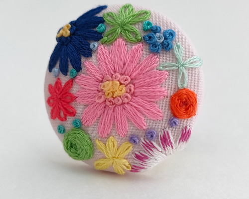 カラフルな花手水の刺繍ブローチ ブローチ かなちゃん手刺繍工房