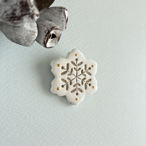 陶ブローチ【雪の結晶】冬のおしゃれに寄り添うナチュラルアクセサリー