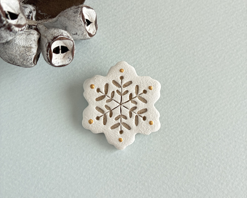 陶ブローチ【雪の結晶】冬のおしゃれに寄り添うナチュラルアクセサリー