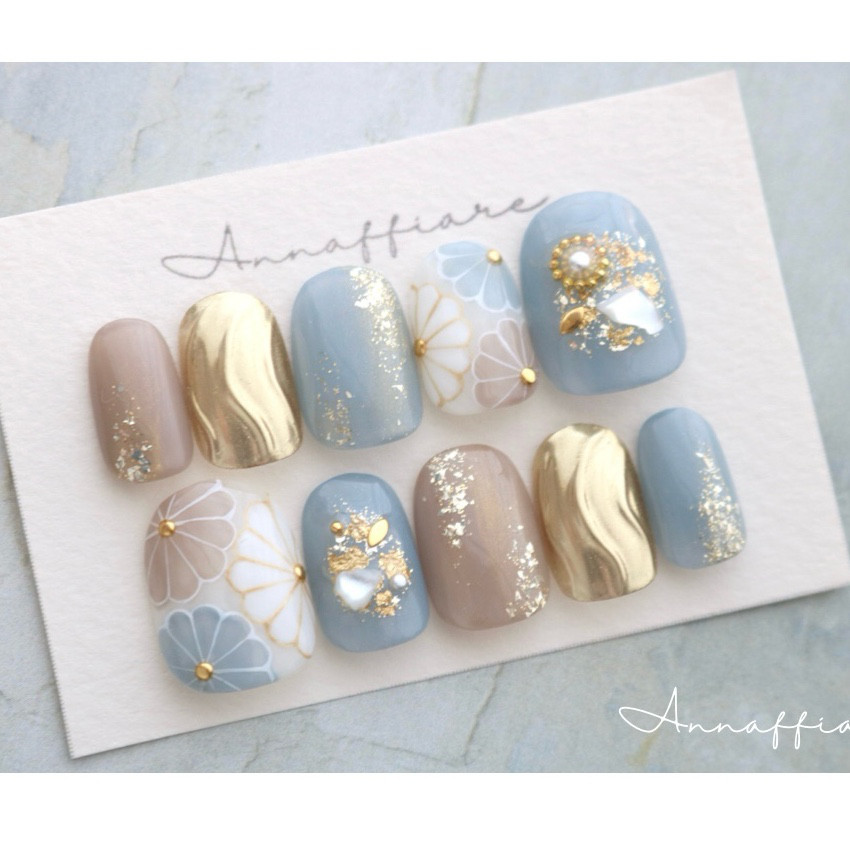 くすみブルーとヌードグレージュの菊柄の和装ネイルチップ　/Annaffiare成人式　振袖　和柄　サムシングブルー