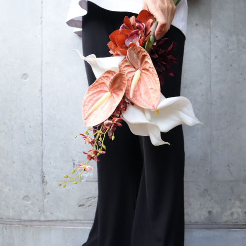 人気のリリィやピーチバーガンディのアンスリウムを束ねたスリムな