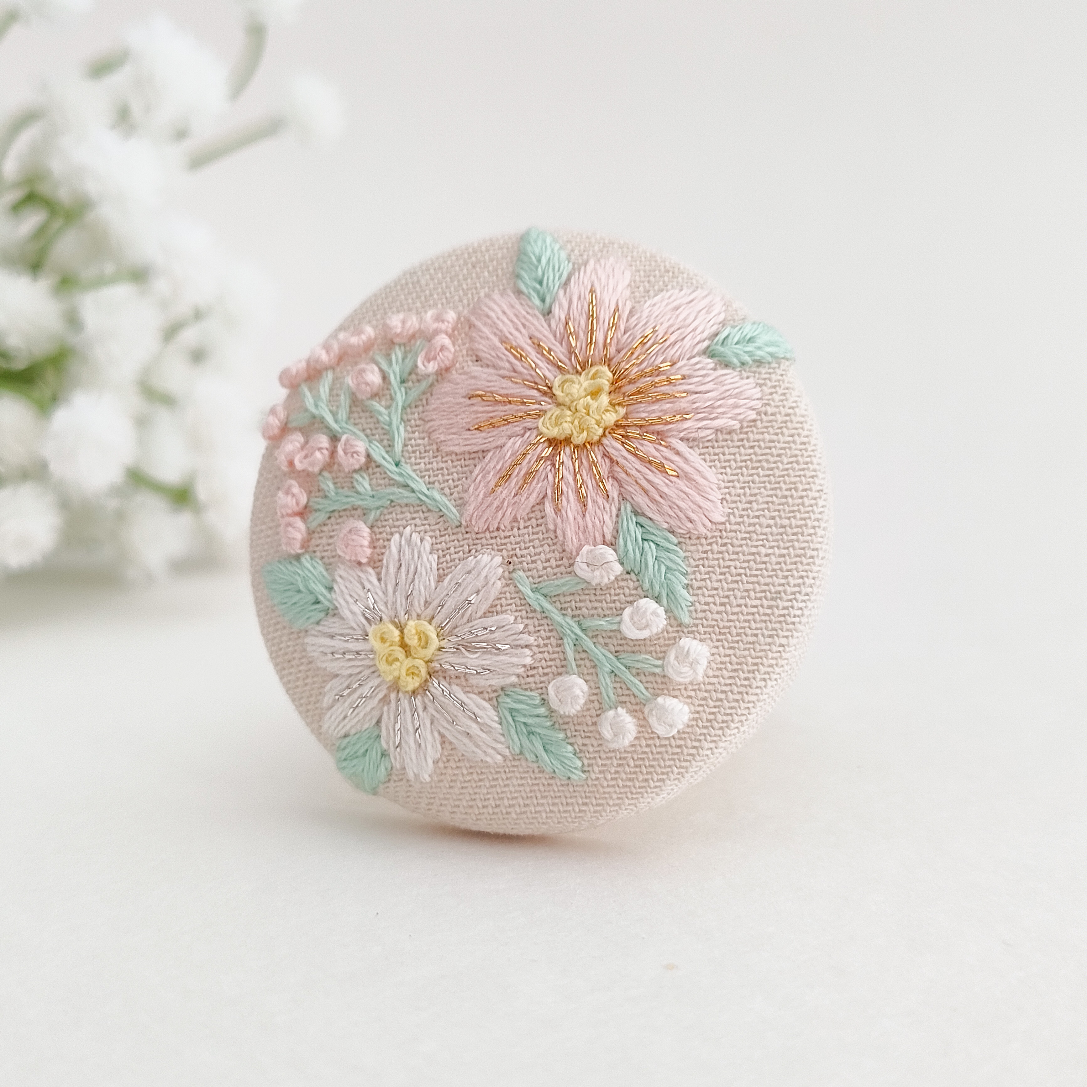 ふんわりパステルカラーのお花刺繍ブローチor刺繍ヘアゴム