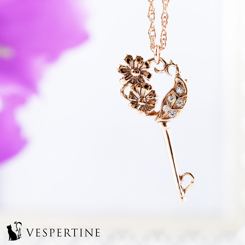 コスモス：秋桜の花と幸運の鍵：秋のネックレス：大人可愛い、上品  