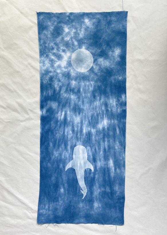 送料無料 藍染手ぬぐい 霞む満月とジンベイザメ　絞り染め　海　空 1枚目の画像