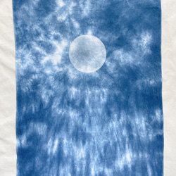 送料無料 藍染手ぬぐい 霞む満月とジンベイザメ　絞り染め　海　空 3枚目の画像