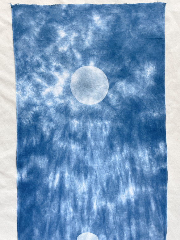 送料無料 藍染手ぬぐい 霞む満月とジンベイザメ　絞り染め　海　空 3枚目の画像