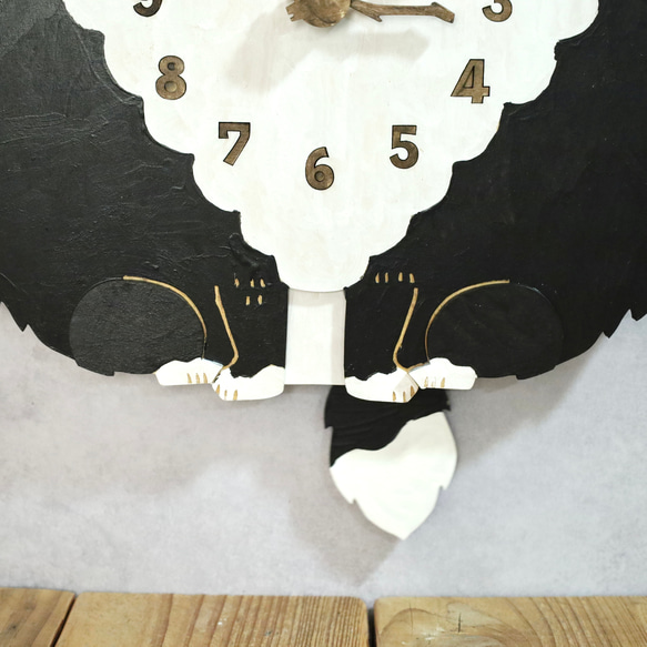 ハチワレ猫 ロング ビッグサイズ 時計 木製 振り子時計 掛け時計 3枚目の画像