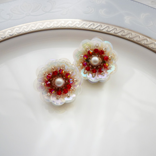 スパンコールとスワロフスキー・クリスタルの刺繍ピアス