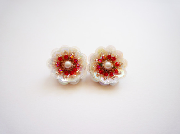 SWAROVSKI　スパンコールピアス スパンコールとスワロフスキー・クリスタルの刺繍ピアス