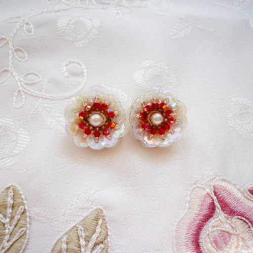 SWAROVSKI　スパンコールピアス スパンコールとスワロフスキー・クリスタルの刺繍ピアス