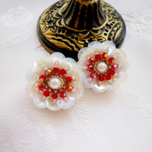 SWAROVSKI　スパンコールピアス スパンコールとスワロフスキー・クリスタルの刺繍ピアス