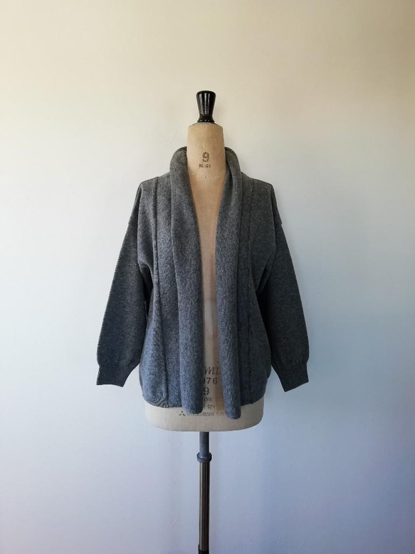 軽くてふんわり暖かウール混ショール衿カーディガン　ミディアムグレー 1枚目の画像
