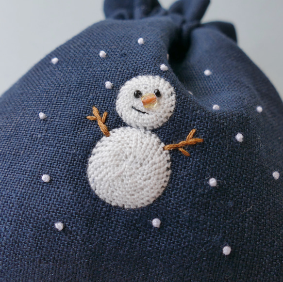 雪降る朝にゆきだるま＊リネンの手刺繍巾着ポーチ＊ 6枚目の画像