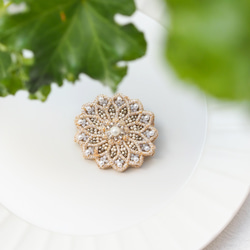 小さな花のビーズ刺繍ブローチ｜極小シャルロットビーズがきらめく上品アクセント（マグネット変更可） 2枚目の画像