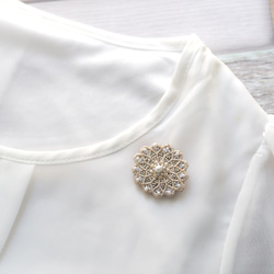 小さな花のビーズ刺繍ブローチ｜極小シャルロットビーズがきらめく上品アクセント（マグネット変更可） 4枚目の画像