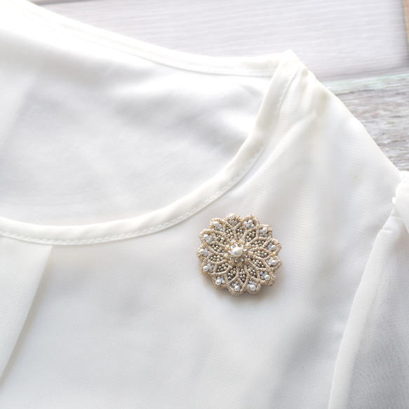 小さな花のビーズ刺繍ブローチ｜極小シャルロットビーズがきらめく上品アクセント（マグネット変更可） 4枚目の画像