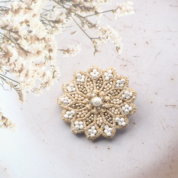 小さな花のビーズ刺繍ブローチ｜極小シャルロットビーズがきらめく上品アクセント（マグネット変更可） 3枚目の画像