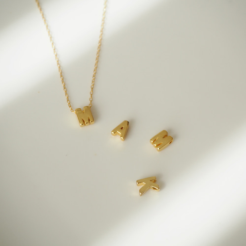 【BRACHA】イニシャル カード ネックレス Initial Card Necklace – Gold-Plated Personalized Pendant