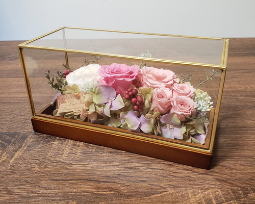 お洒落なガラスケースのアレンジメント【プリザーブドフラワー