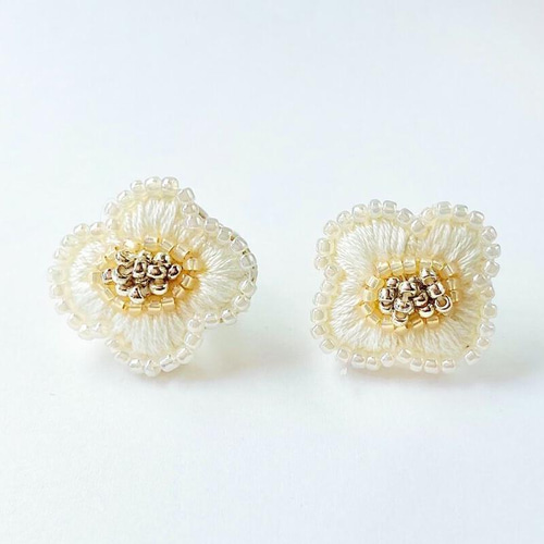 イヤリング＊気まぐれな花・白＊金属アレルギー対応 ビーズ刺繍 