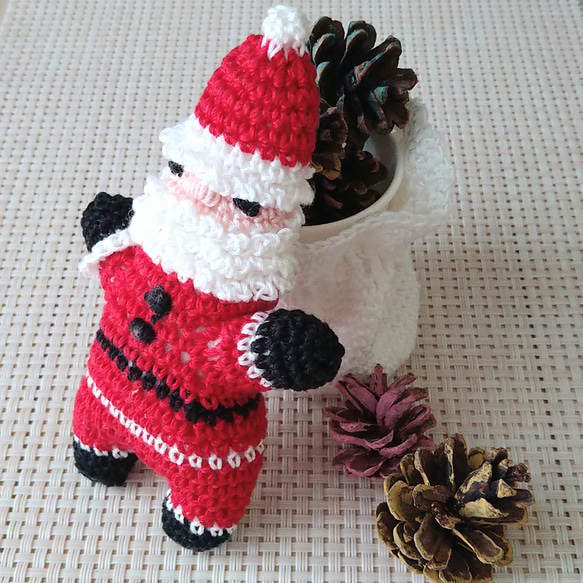 【早割クリスマス2023】【送料無料】プレゼントを担いだサンタクロースの編みぐるみ 3枚目の画像