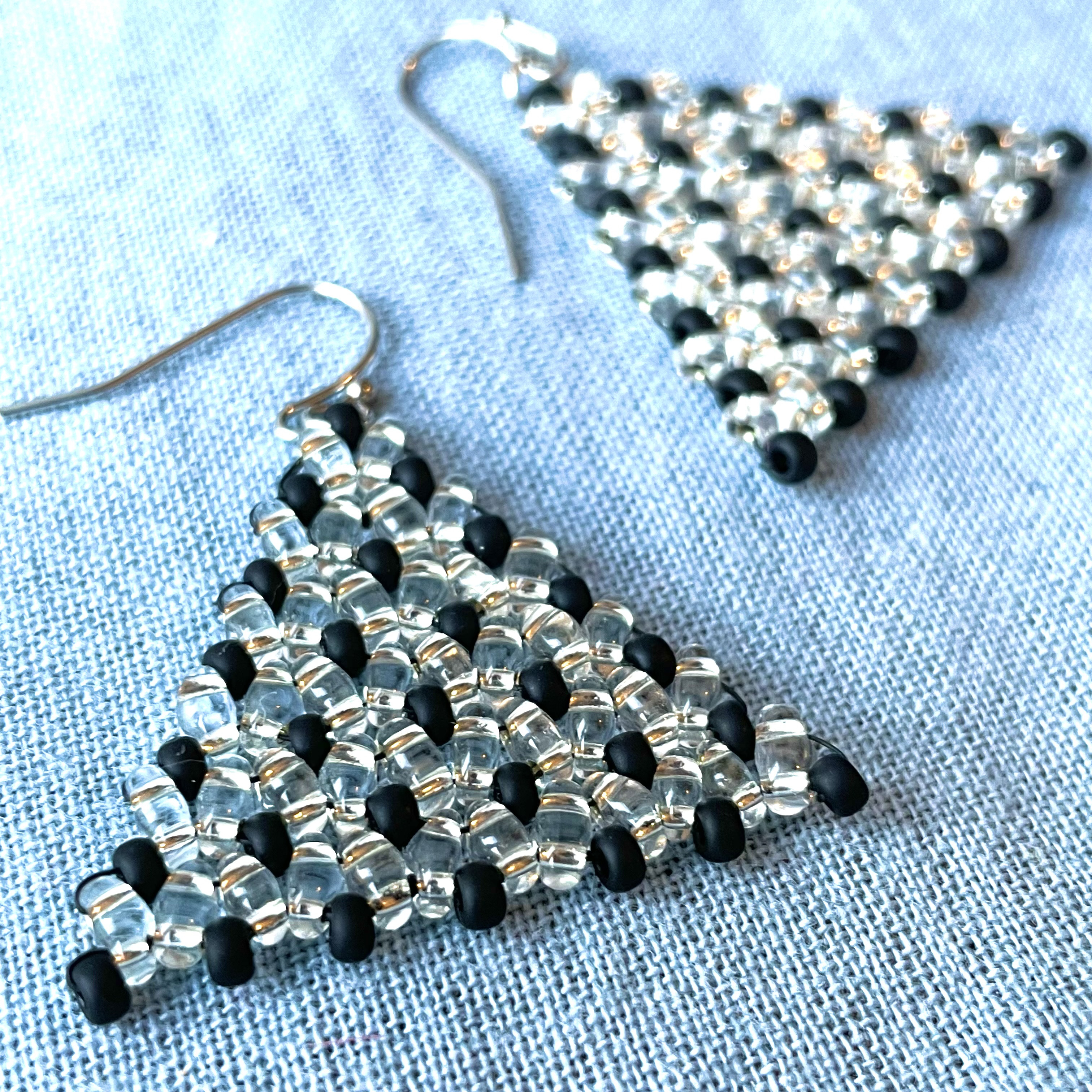 チェコビーズ　ツイン大きな三角　クリアシルバー／ブラック　ピアス／イヤリング　サージカルステンレス　アレルギー対応