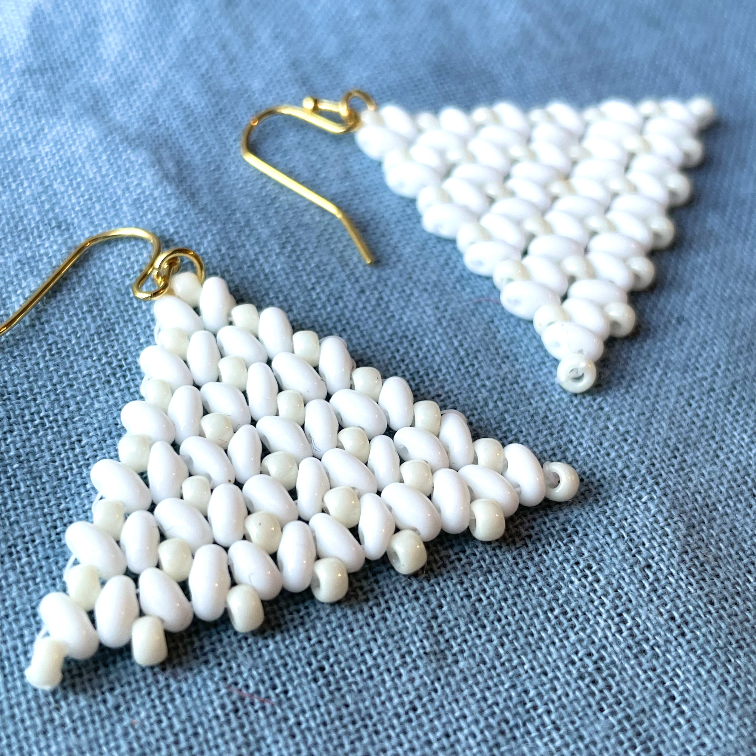 チェコビーズ　ツイン大きな三角　クリスマス　ホワイト／アイボリー　ピアス／イヤリング　サージカルステンレス　アレルギー