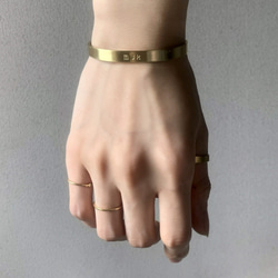 ハーフ バングル [両面刻印可能][ペアにもできる] ゴールド ブレスレット 誕生日 プレゼント お揃い 名入れ 記念日 4枚目の画像