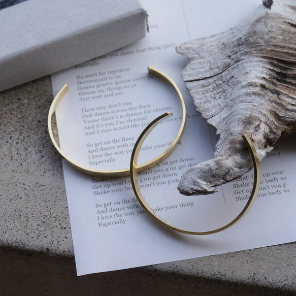 ハーフ バングル [両面刻印可能][ペアにもできる] ゴールド ブレスレット 誕生日 プレゼント お揃い 名入れ 記念日 9枚目の画像