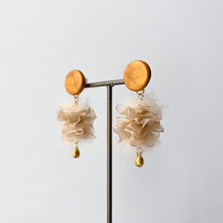 ポリマークレイ × シフォンチュール costume jewelry ピアス -gold-〈特集掲載〉 3枚目の画像
